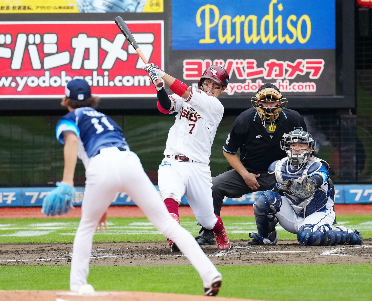 3回裏楽天2死一、二塁、右前適時打を放つ鈴木大。投手今井（撮影・江口和貴）