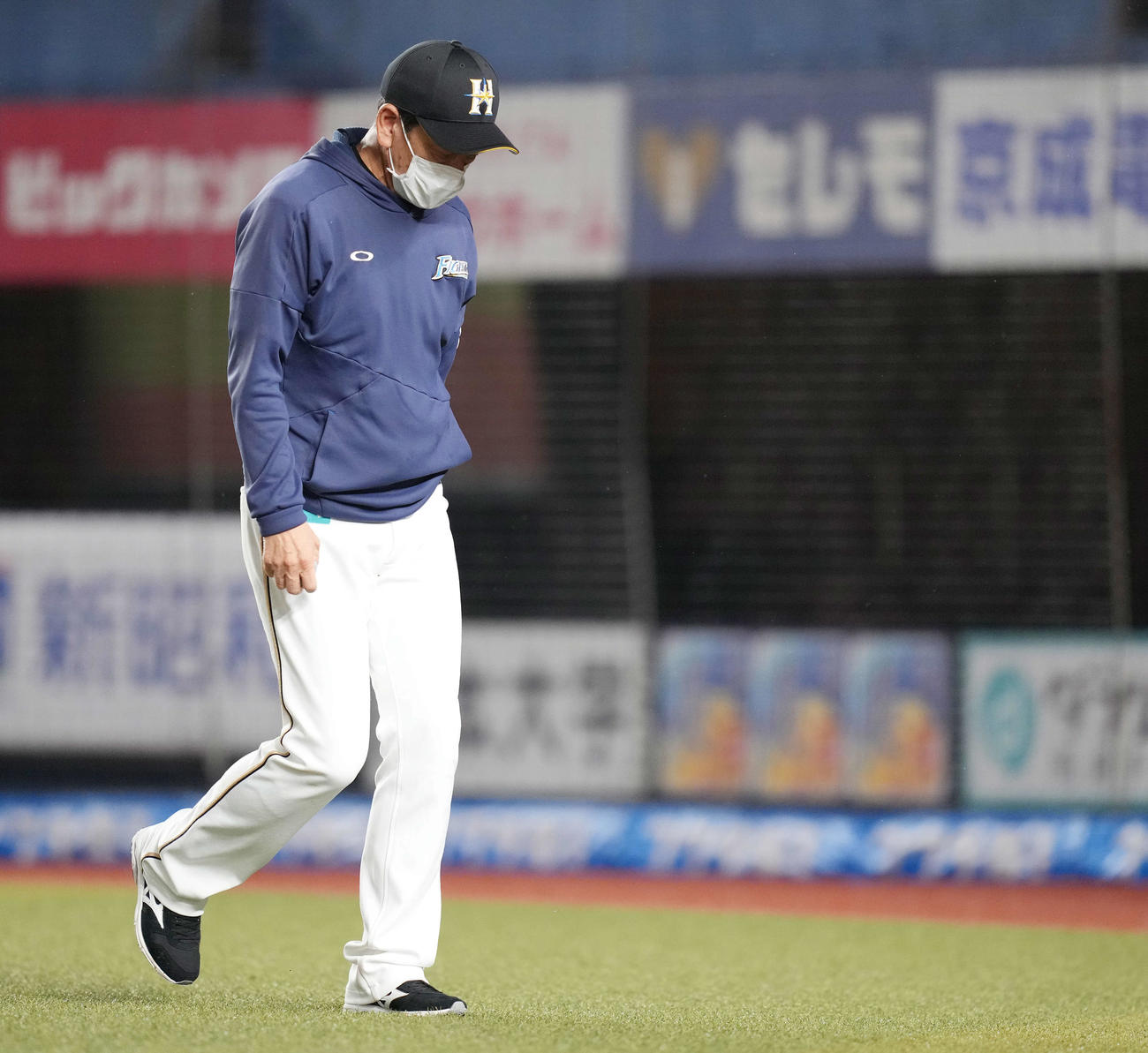 ロッテ対日本ハム　9回裏の守備交代を告げベンチへ戻る日本ハム栗山監督（撮影・鈴木みどり）
