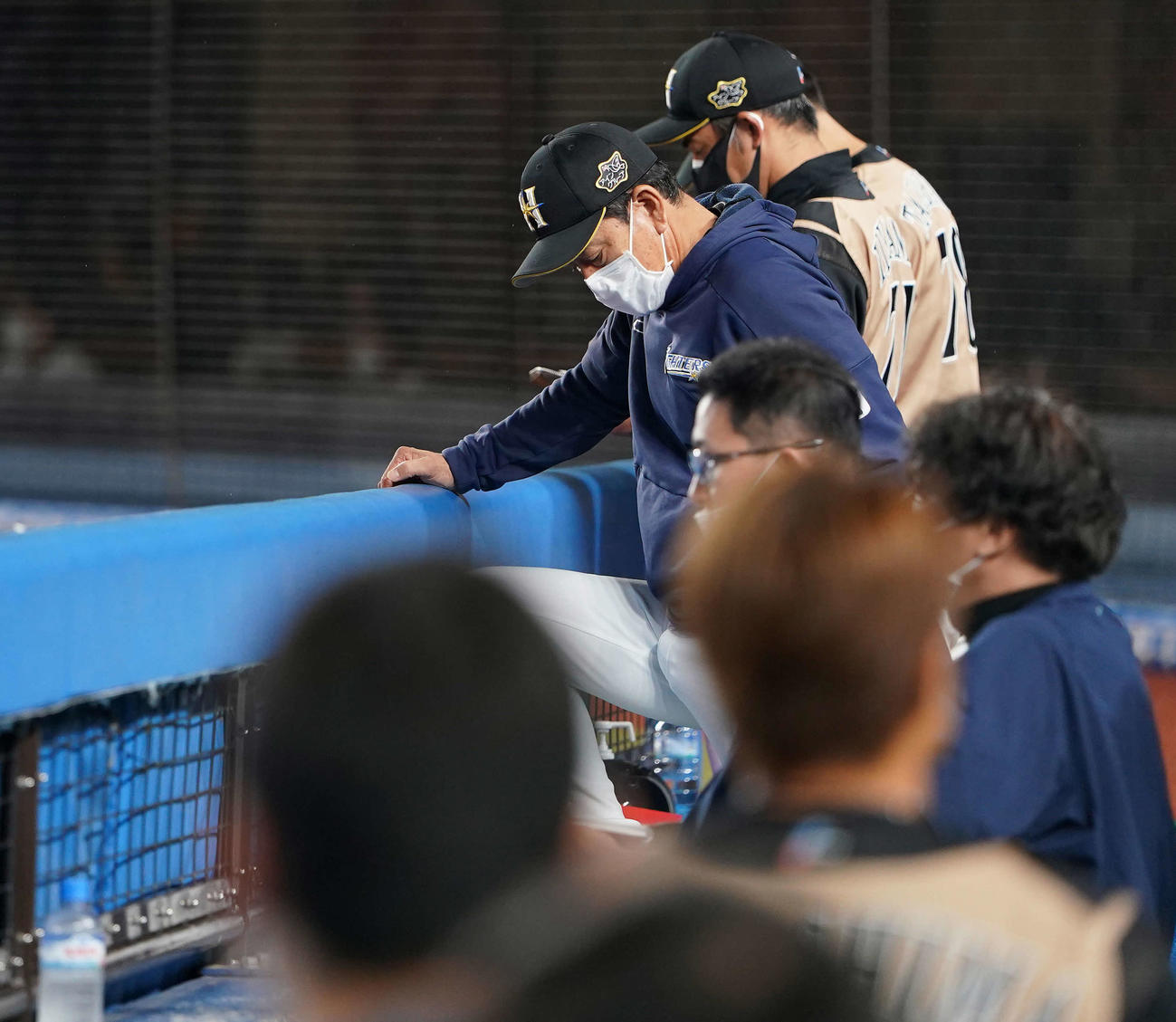 ロッテ対日本ハム　ベンチでうつむく日本ハム栗山監督（撮影・鈴木みどり）