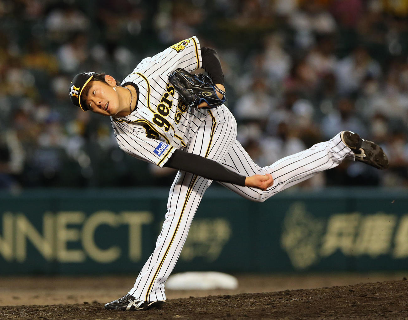 阪神対巨人　8回、阪神3番手で登板の小川（撮影・上山淳一）