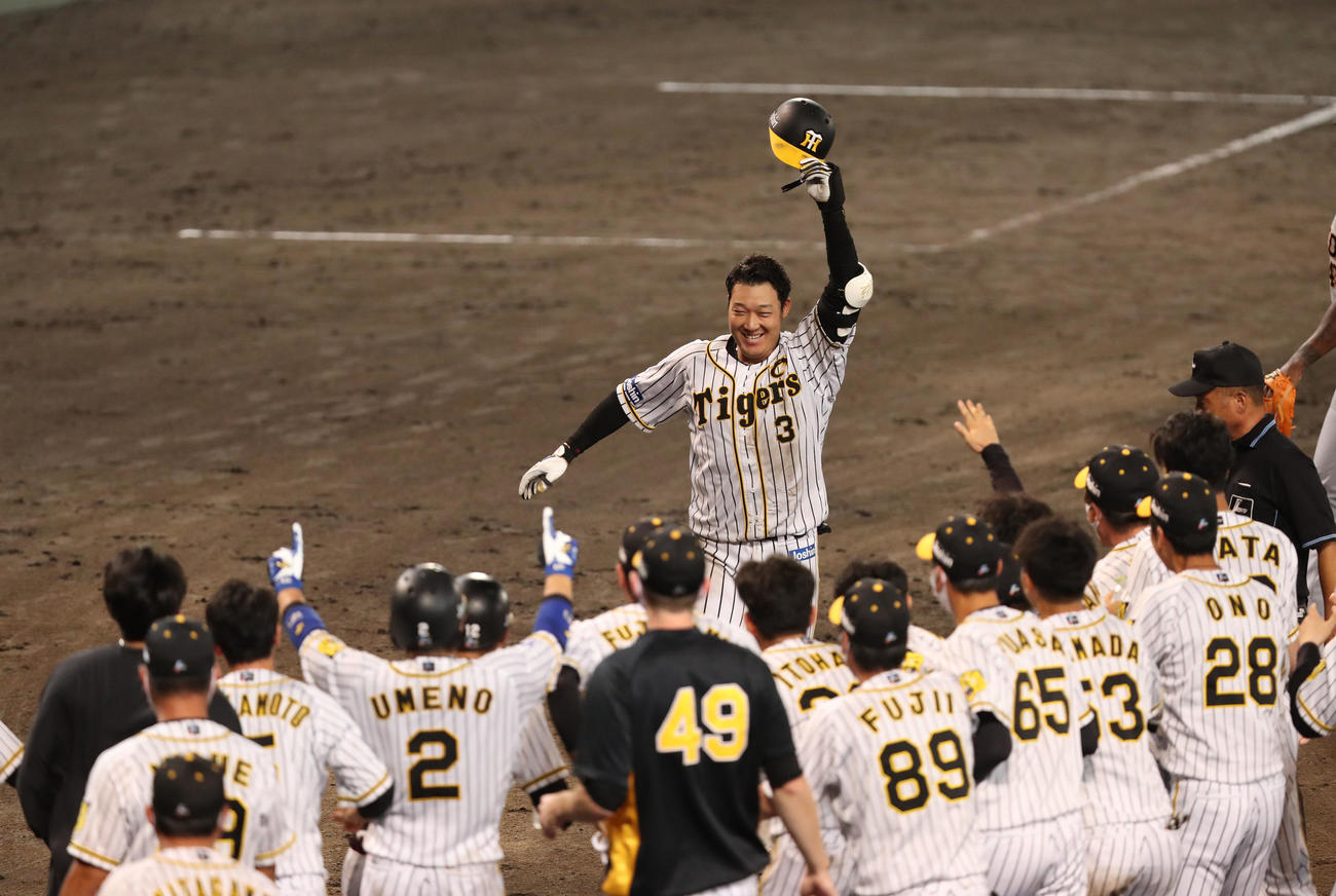 阪神対巨人　9回裏阪神無死一塁、サヨナラ左越え2点本塁打を放ち笑顔で生還する大山（撮影・白石智彦）