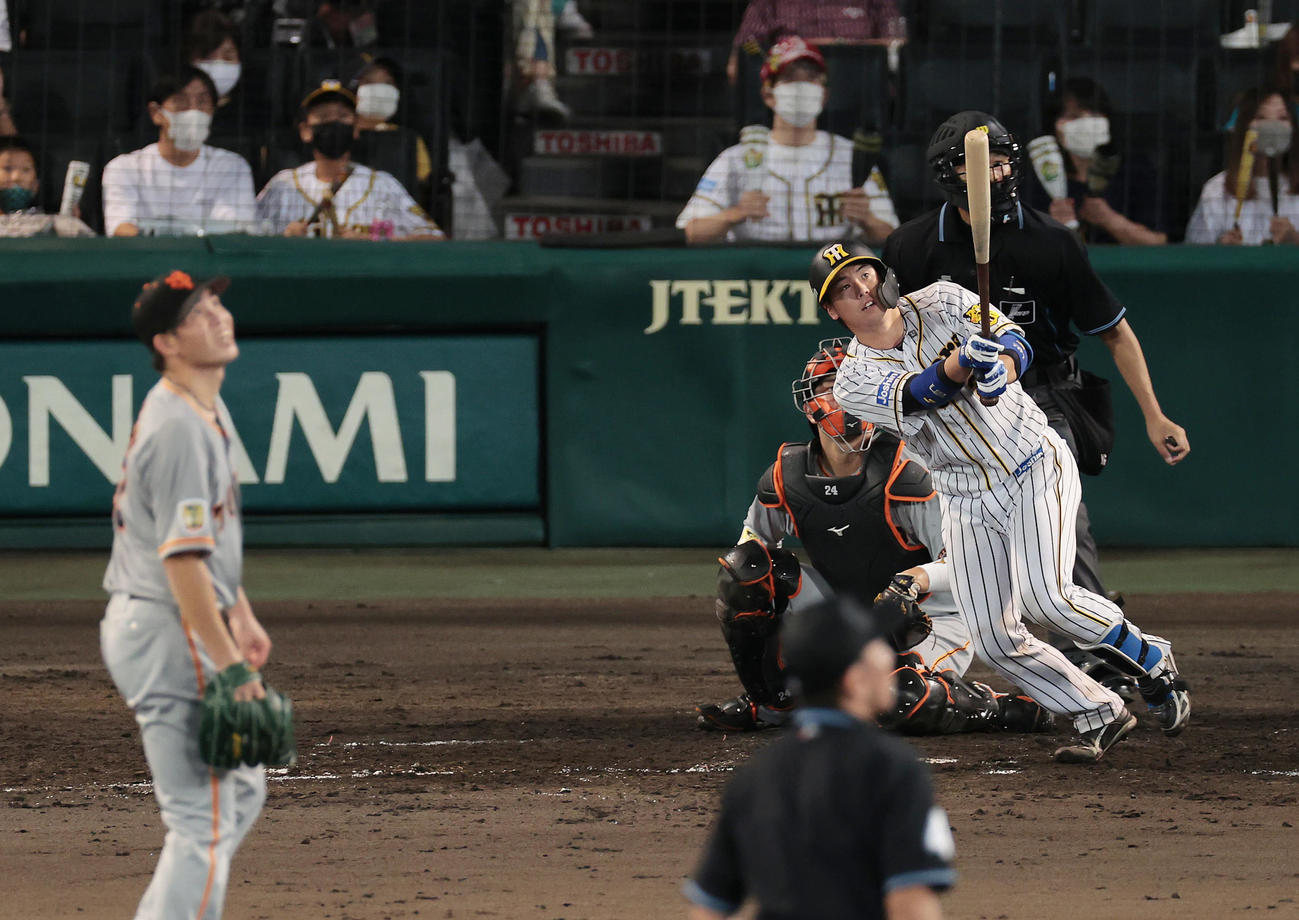 阪神対巨人　5回裏阪神1死一塁、逆転となる左越え2点本塁打を放つ梅野。投手高橋（撮影・前田充）