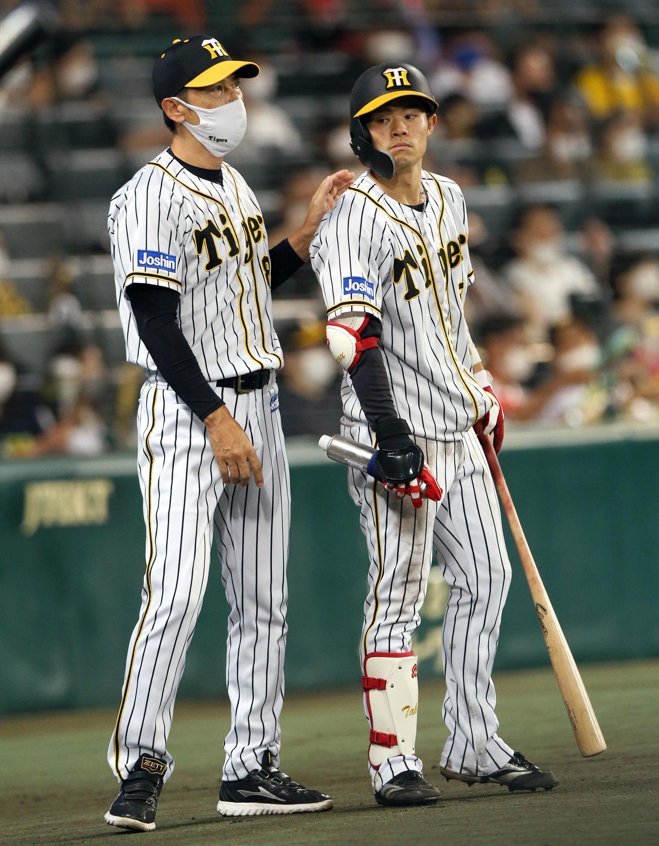 阪神対巨人　8回裏阪神無死一、二塁、矢野監督（左）は打席に向かう中野を呼び、耳打ちする（撮影・上山淳一）