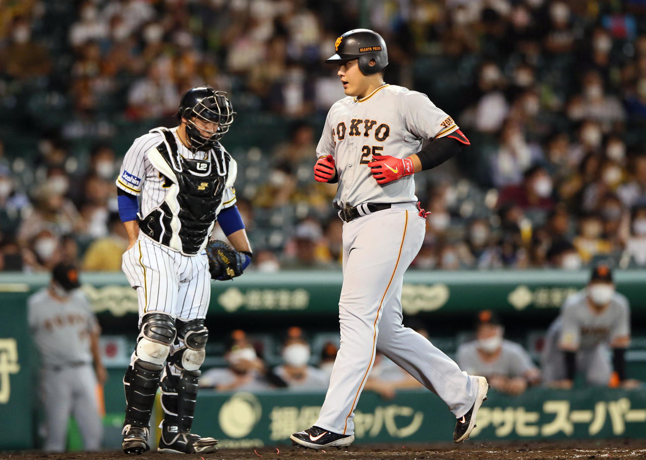 阪神対巨人18回戦　5回表巨人1死一、二塁、岡本和真（右）は左越え3点本塁打を放ち生還する（撮影・上山淳一）＝2021年9月5日、甲子園球場