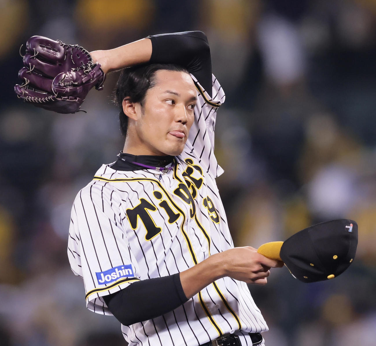 阪神対巨人　マウンドで汗を拭う阪神藤浪（撮影・足立雅史）