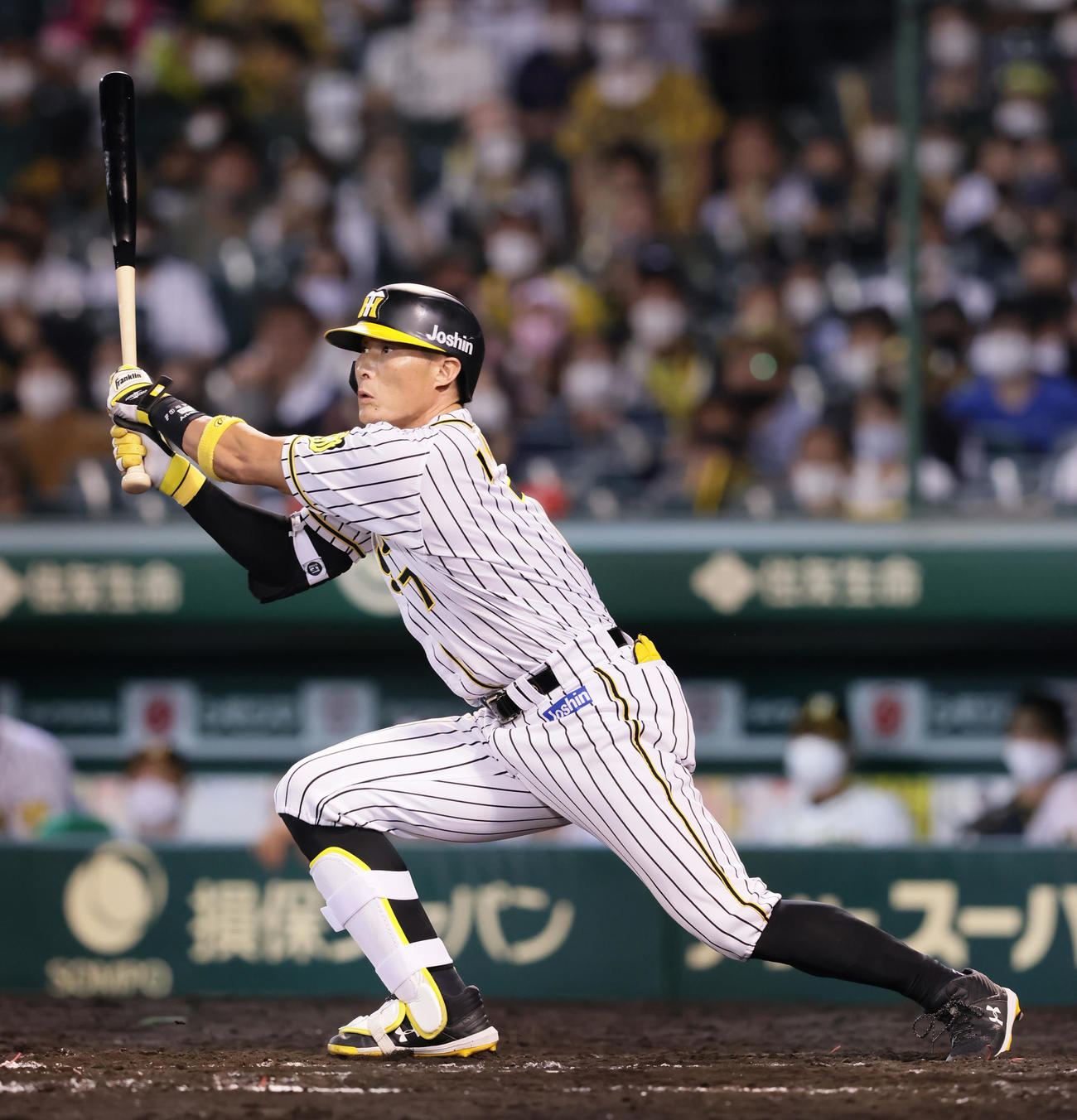 阪神対巨人　7回裏阪神2死一塁、代打糸井は適時二塁打を放つ（撮影・足立雅史）
