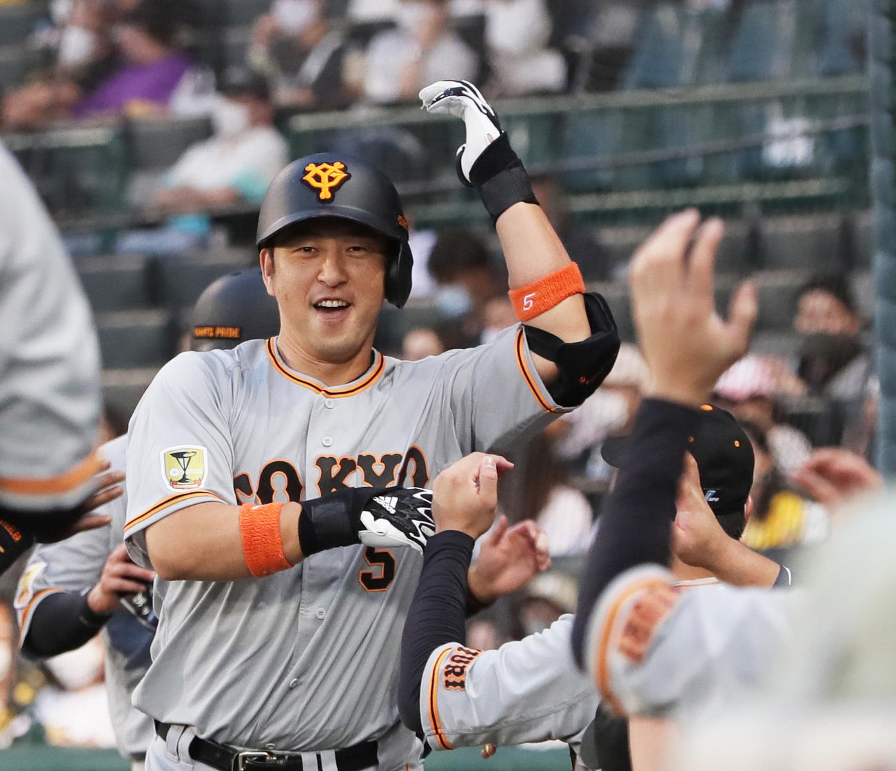 阪神対巨人　1回表巨人2死二塁、中島は左越え2点本塁打を放ち「わっしょい！」ポーズ（撮影・足立雅史）