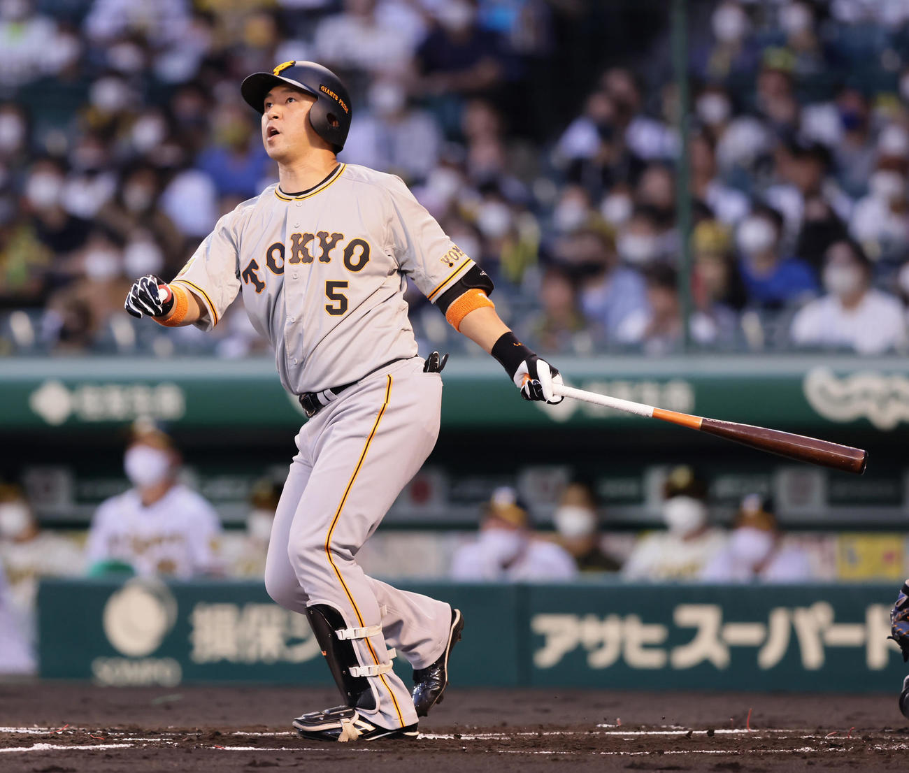 阪神対巨人　1回表巨人2死二塁、中島は左越え2点本塁打を放つ（撮影・足立雅史）