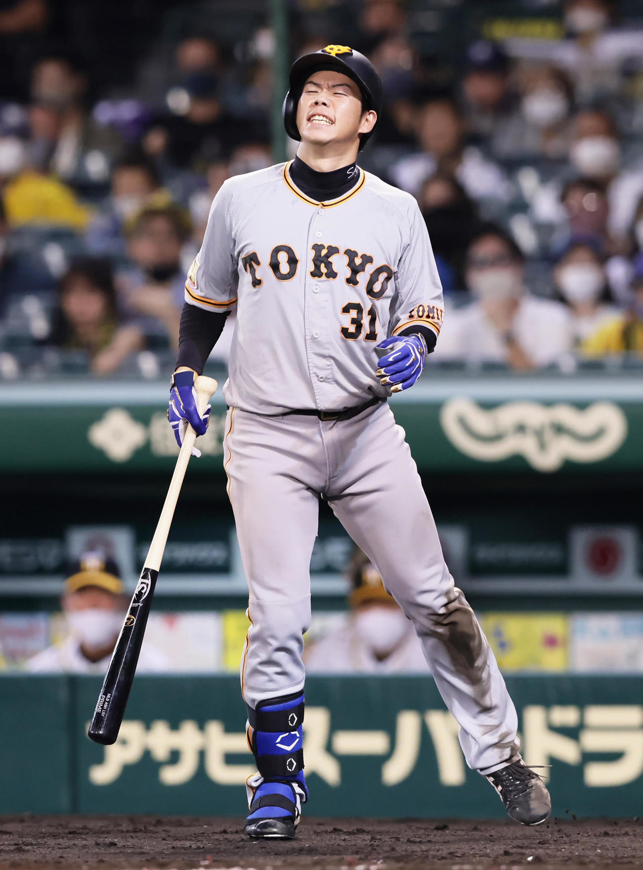 阪神対巨人　2回表巨人2死二塁、松原は急所に自打球が当たり痛がる（撮影・足立雅史）