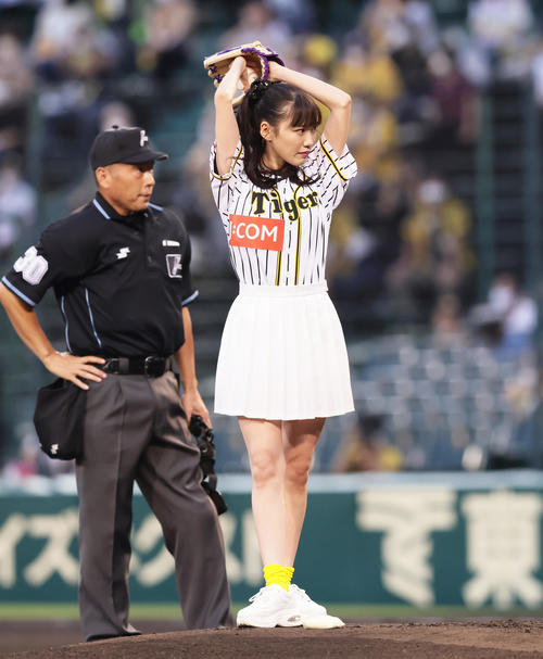 阪神対巨人　始球式を務めた「ももいろクローバーZ」の高城れに（撮影・足立雅史）