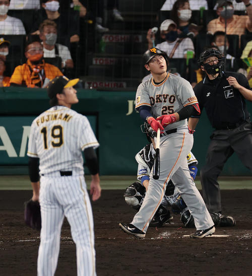 阪神対巨人　5回表巨人1死一、二塁、左越え3点本塁打を放つ岡本和真。投手藤浪晋太郎（撮影・前田充）＝2021年9月5日、甲子園球場