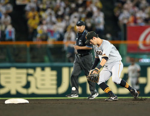 阪神対巨人　6回裏阪神無死三塁、遊撃手若林晃弘はジェリー・サンズの遊ゴロを取りこぼす（撮影・上山淳一）
