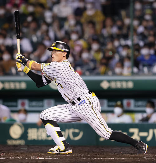 阪神対巨人　7回裏阪神2死一塁、代打糸井は適時二塁打を放つ（撮影・足立雅史）