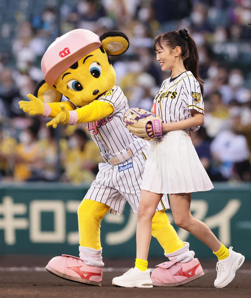 阪神対巨人　始球式を務めた「ももいろクローバーZ」の高城れに（撮影・足立雅史）