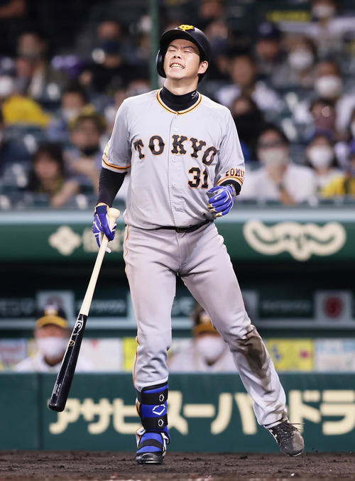 阪神対巨人　2回表巨人2死二塁、松原は急所に自打球が当たり痛がる（撮影・足立雅史）