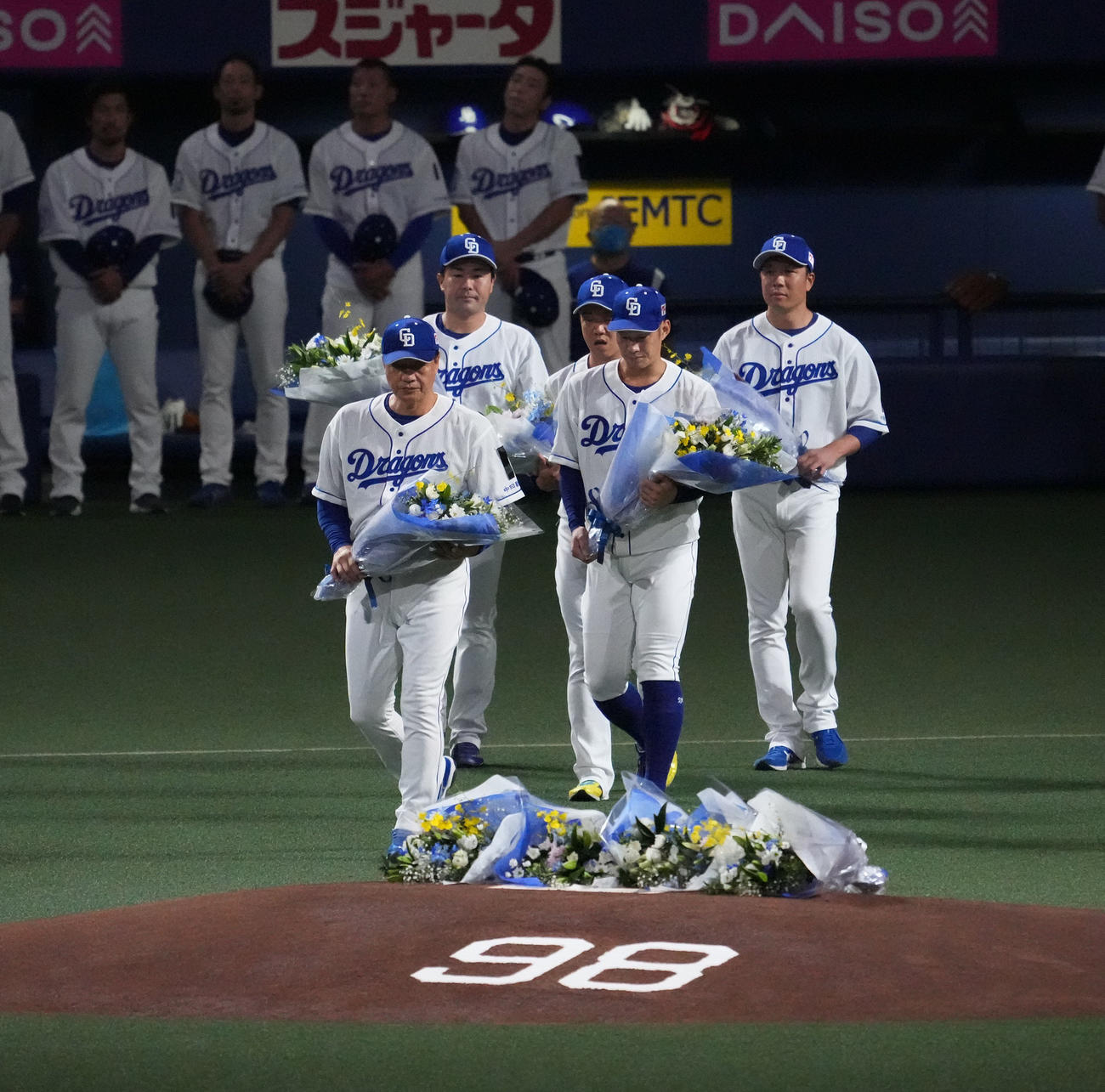 中日対DeNA　試合前、木下雄介さんの背番号98がデザインされたマウンドに献花する与田監督、木下拓、柳、京田、大野雄（撮影・森本幸一）