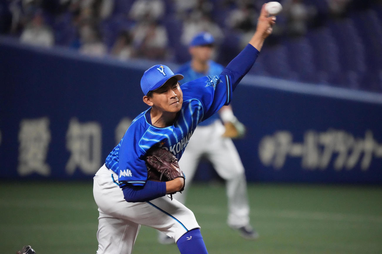 中日対DeNA 4回裏、力投するDeNA先発の今永（撮影・森本幸一）