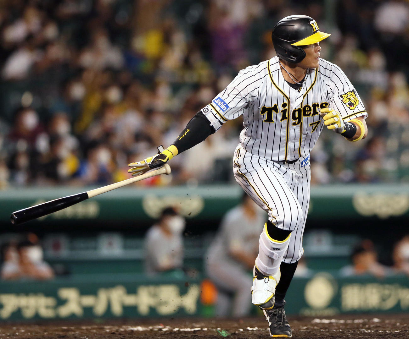 2021年9月5日　阪神対巨人18回戦　7回裏阪神2死一塁、糸井嘉男は左中間に適時二塁打を放つ（撮影・上山淳一）