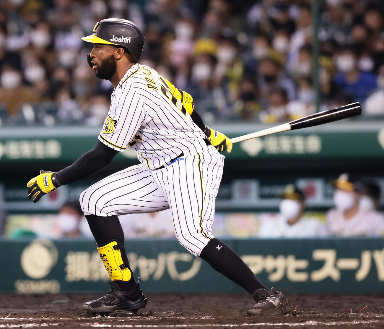 阪神対巨人　6回裏阪神2死一、三塁、ロハス・ジュニアは中前適時打を放つ（撮影・足立雅史）