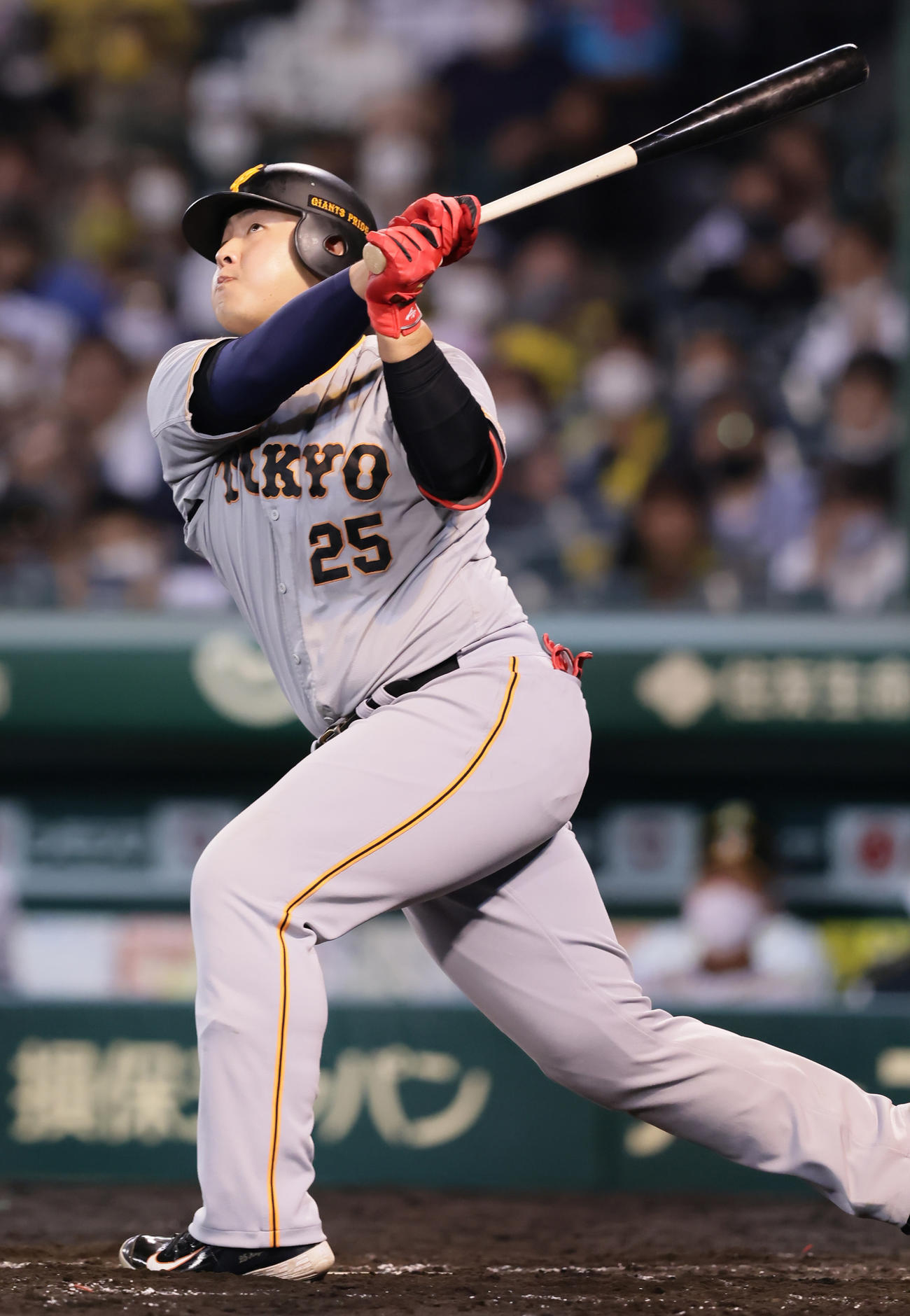 阪神対巨人　5回表巨人1死一、二塁、岡本和は左越え3点本塁打を放つ（撮影・足立雅史）