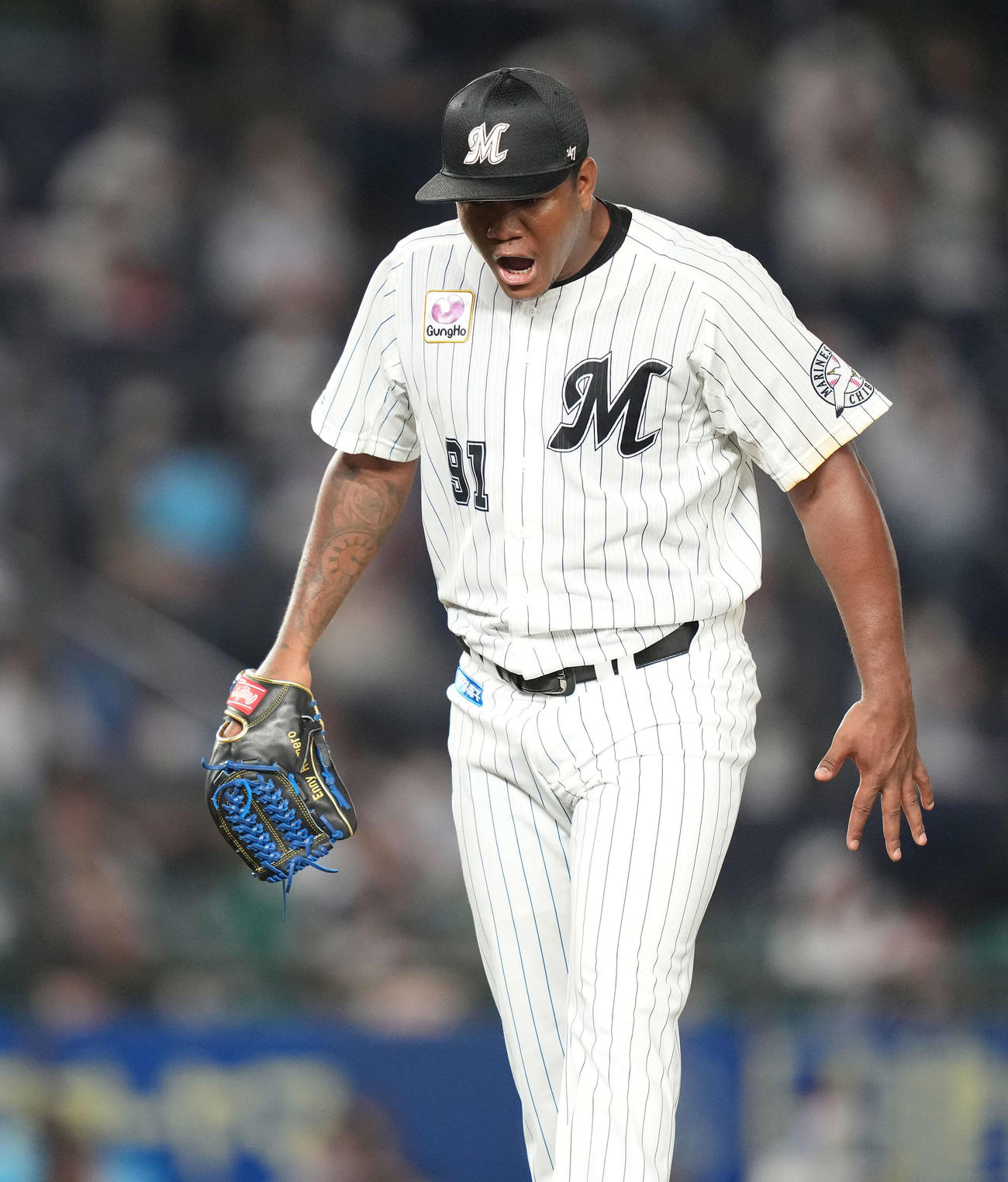 ロッテ対日本ハム　6回表日本ハム2死三塁、野村を空振り三振に仕留めほえるロメロ（撮影・鈴木みどり）