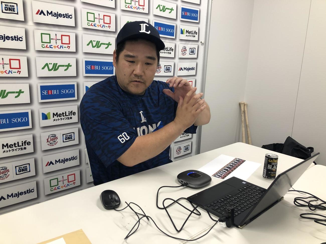 リモートで西武栗山の打撃を評論する中村（球団提供）