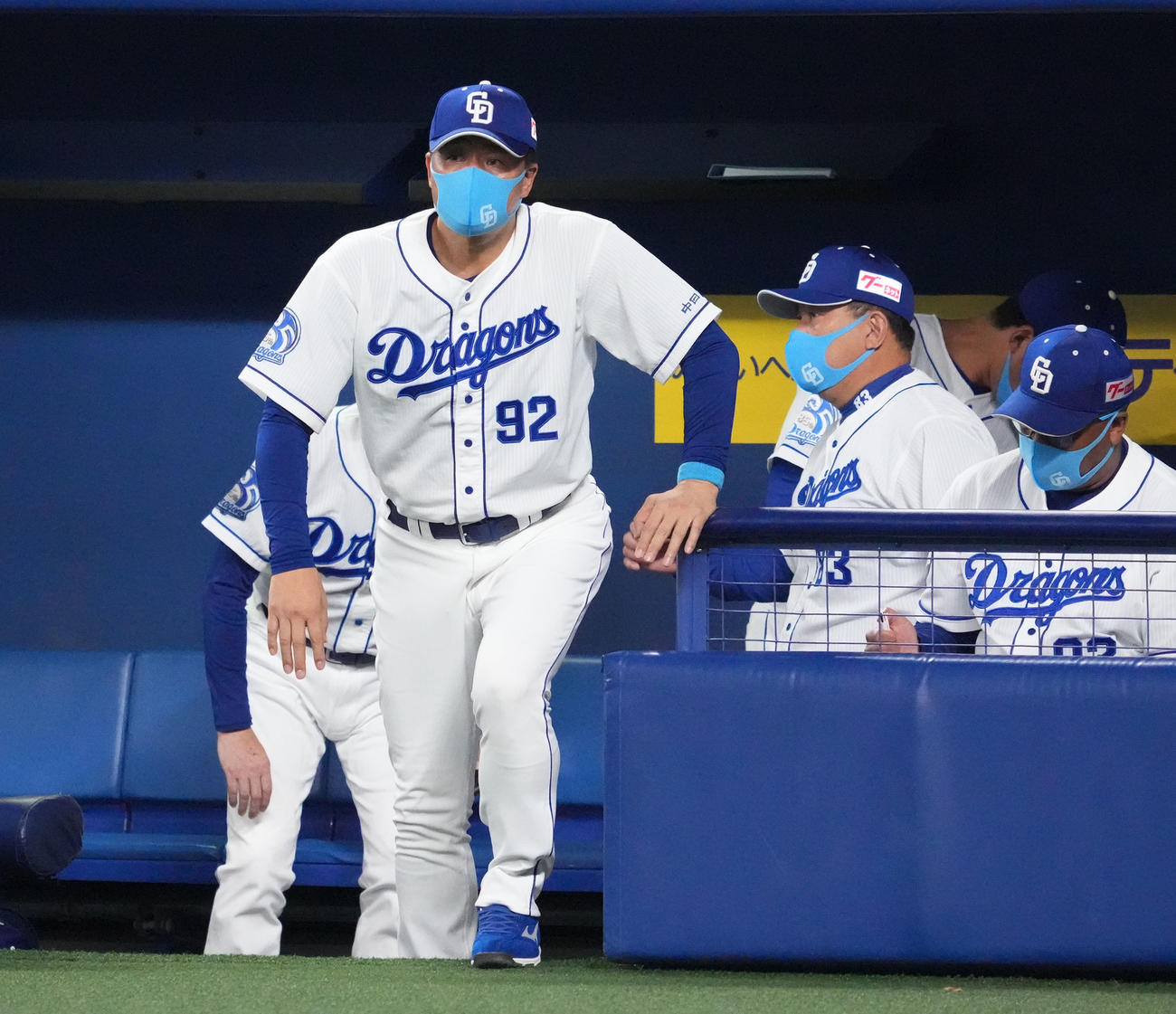 中日対DeNA　試合に敗れ、ベンチを出る与田監督（撮影・森本幸一）