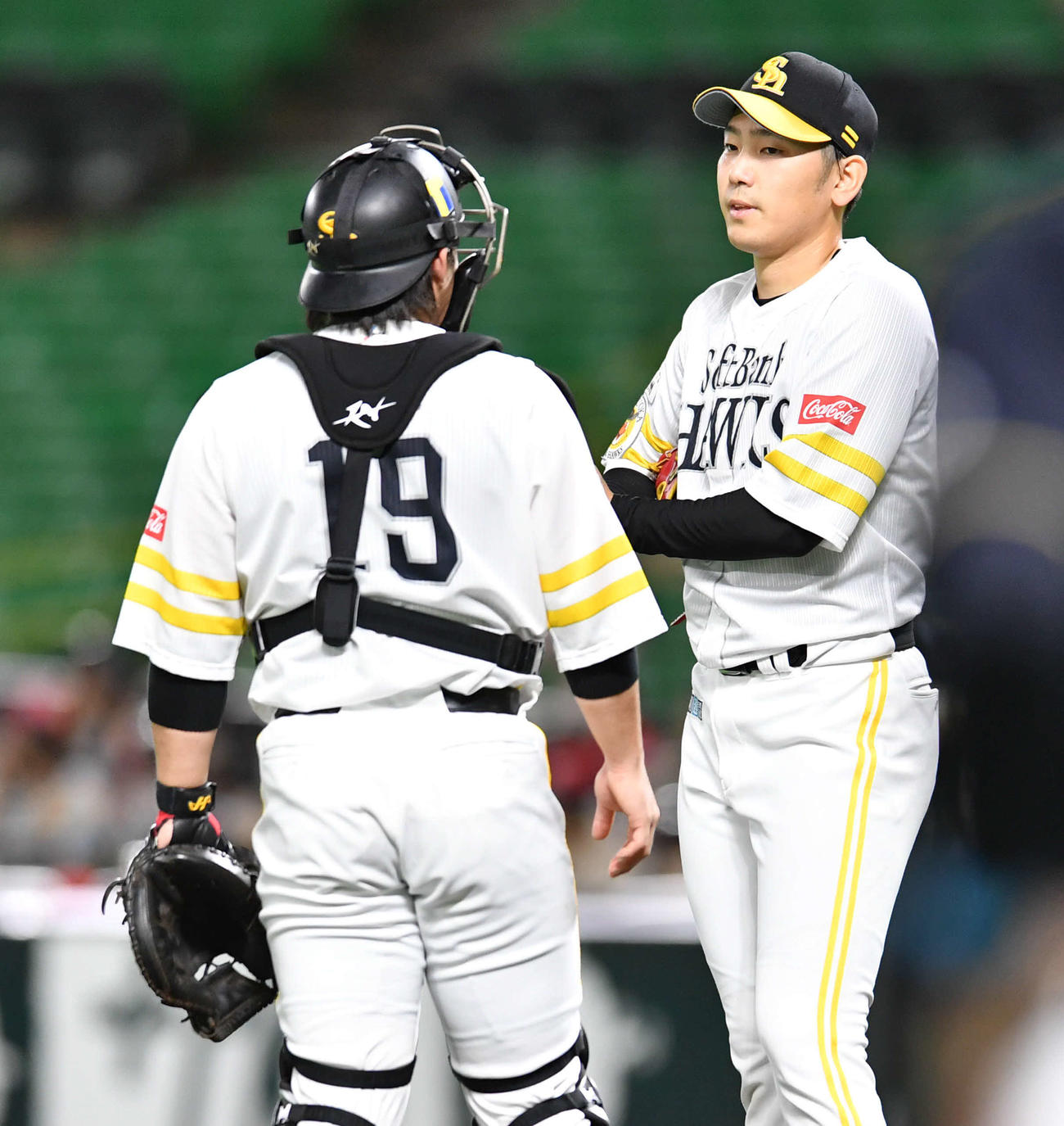 ソフトバンク対オリックス　2回表オリックス2死三塁、若月に勝ち越しの左二塁打を打たれ、マウンドで話し合う石川（右）と甲斐（撮影・岩下翔太）