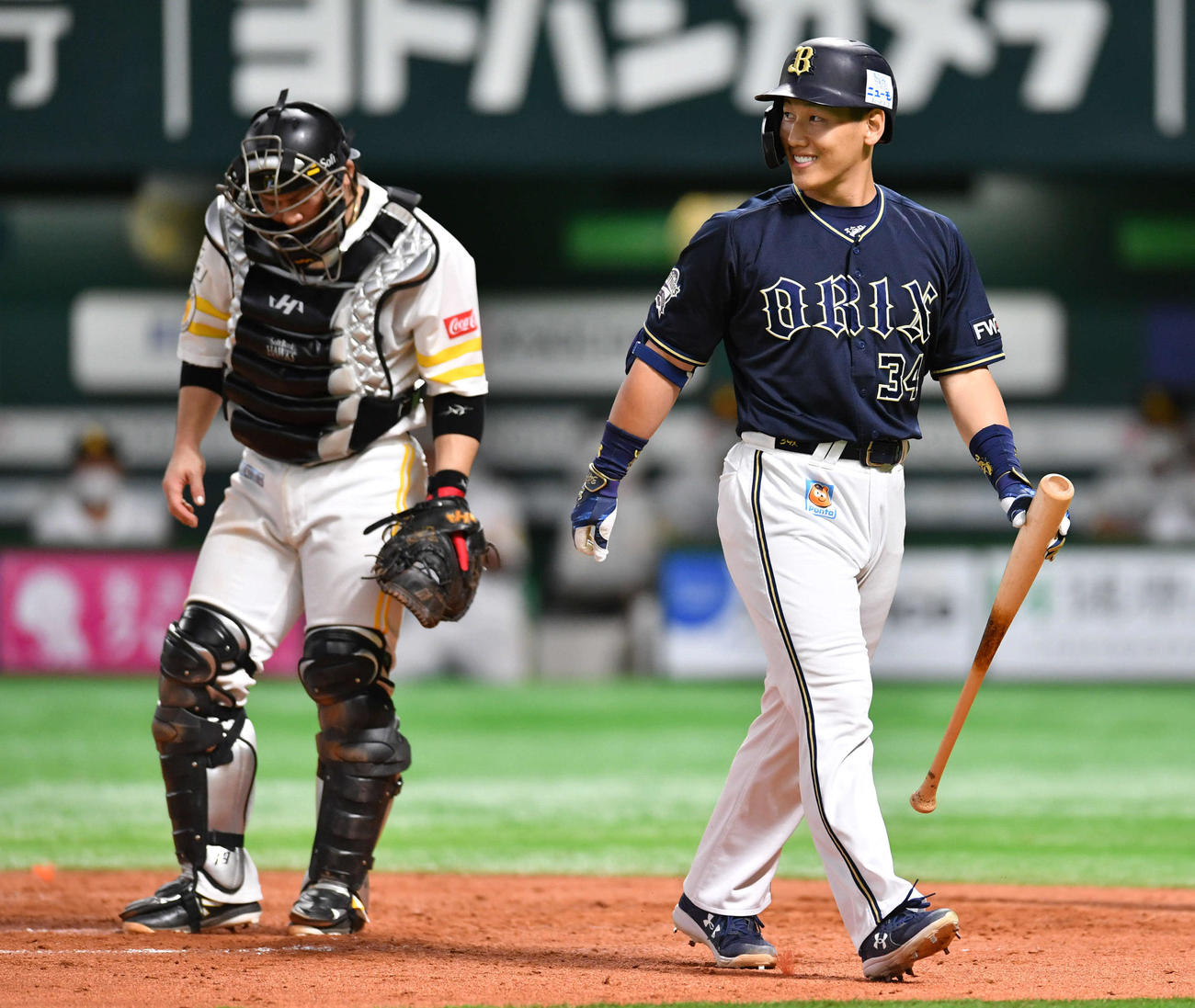 ソフトバンク対オリックス　8回表オリックス無死、代打の吉田正は見逃し三振に倒れ、笑みを浮かべながらベンチへ戻る（2021年9月4日撮影）