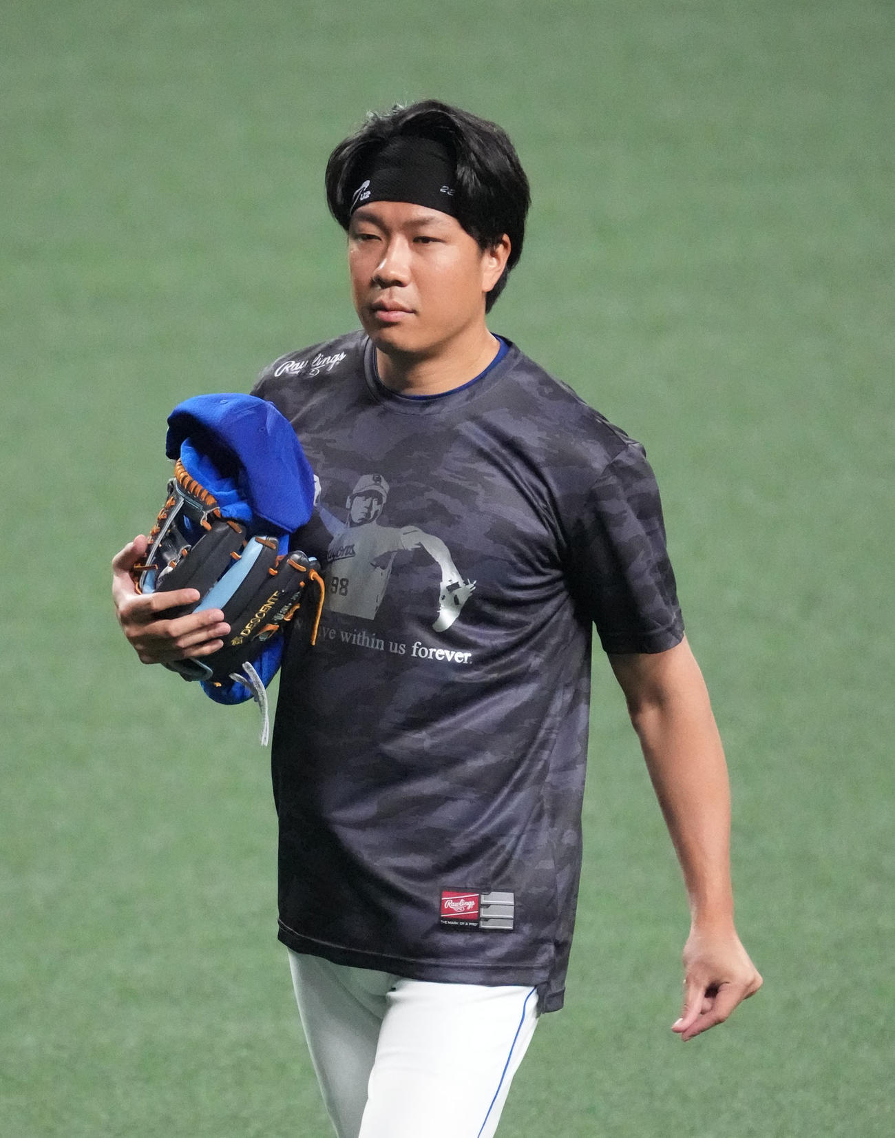 中日対DeNA　試合前、木下雄介さんの投球フォームと背番号がデザインされたTシャツを着用する大野雄（撮影・森本幸一）