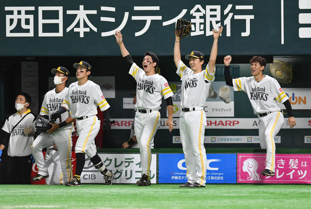 ソフトバンク対オリックス　4回裏ソフトバンク1死満塁、リチャードが逆転の左越え満塁本塁打を放ち、ばんざいして喜ぶ和田（右から2人目）らソフトバンクナイン（撮影・岩下翔太）