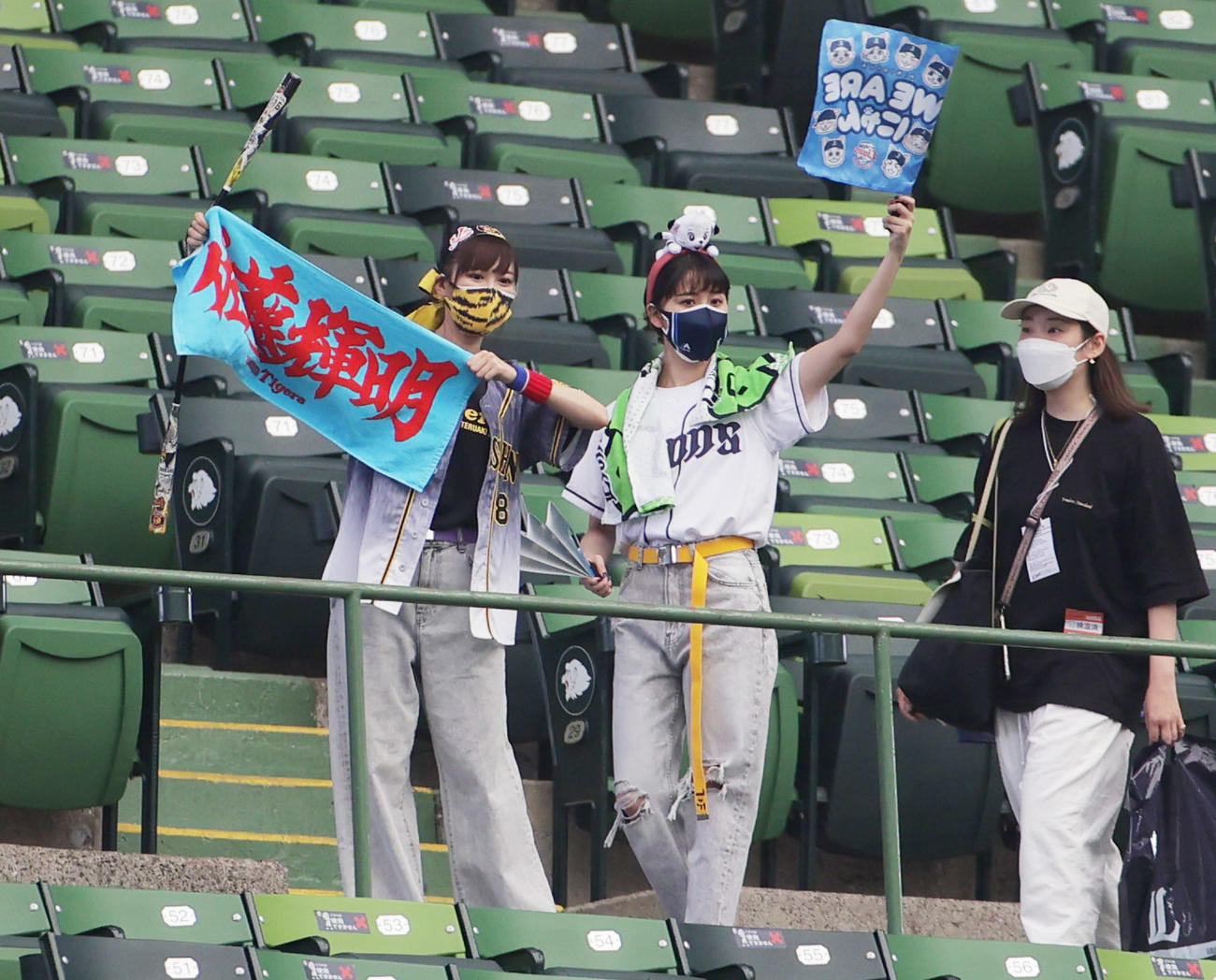 西武対阪神戦でのラジオ出演のためメットライフドームにやって来たももいろクローバーZの高城れに（左）と玉井詩織（2021年5月撮影）