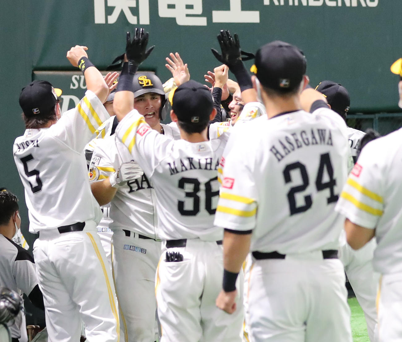 ソフトバンク対オリックス　4回裏ソフトバンク1死満塁、リチャードは逆転の左越え満塁本塁打を放ちナインに祝福される（撮影・屋方直哉）