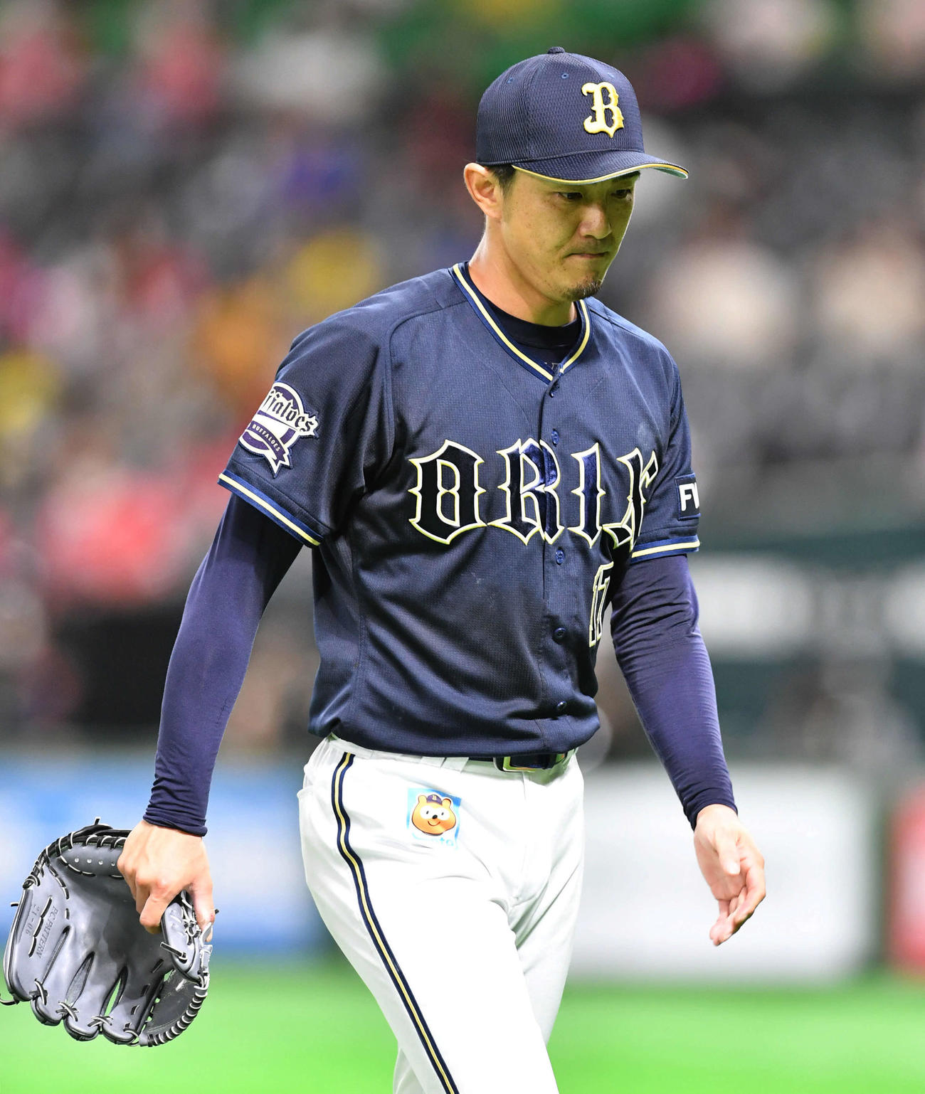 ソフトバンク対オリックス　4回裏途中降板となり、厳しい表情でベンチへ戻る増井（撮影・岩下翔太）