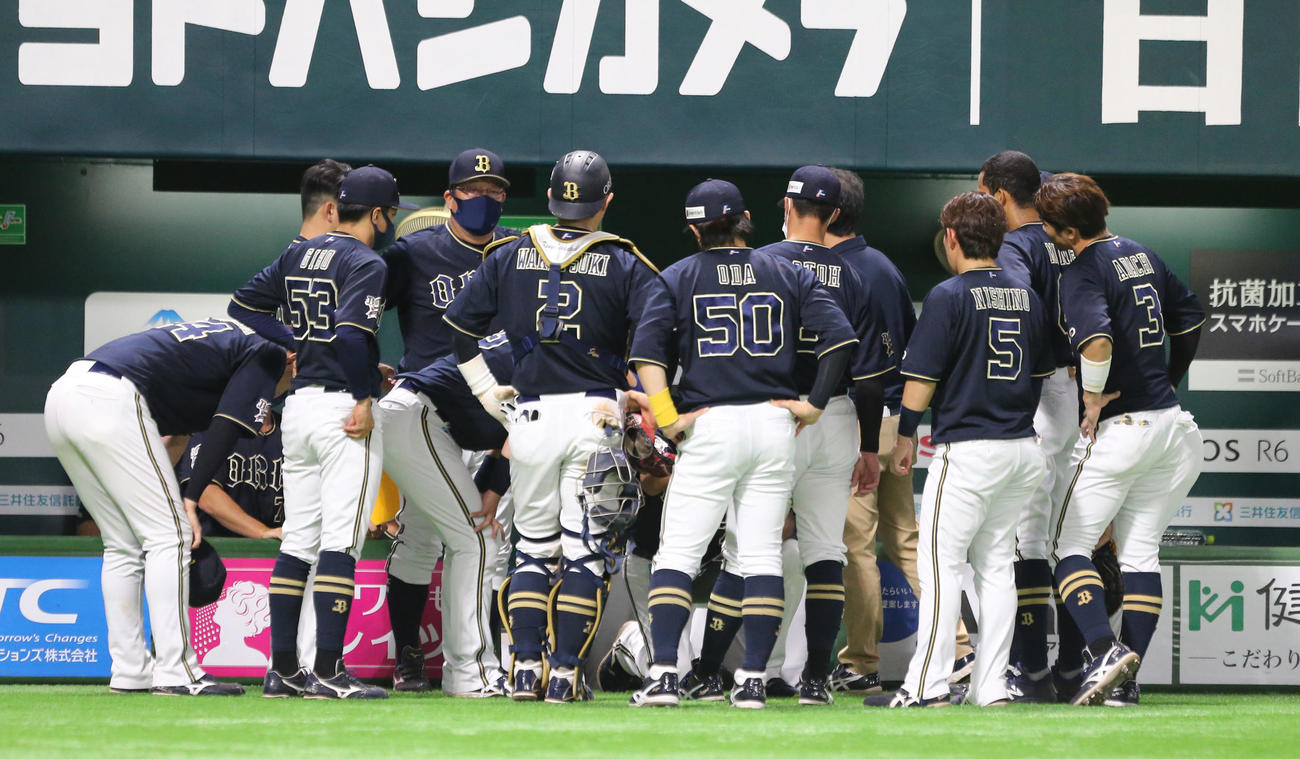 ソフトバンク対オリックス　7回表の攻撃前に円陣を組むオリックスナイン（撮影・屋方直哉）