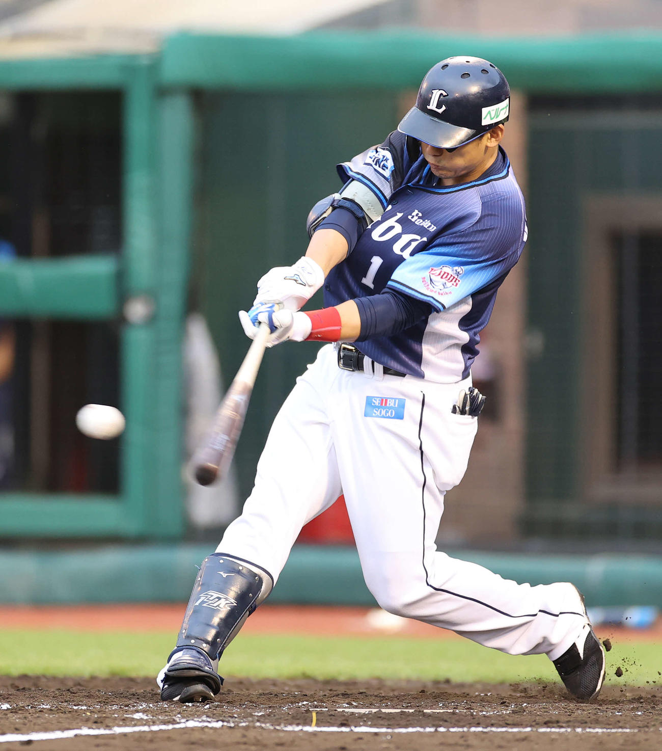 楽天対西武　4回表西武1死一、二塁、右前打を放つ栗山（撮影・河野匠）