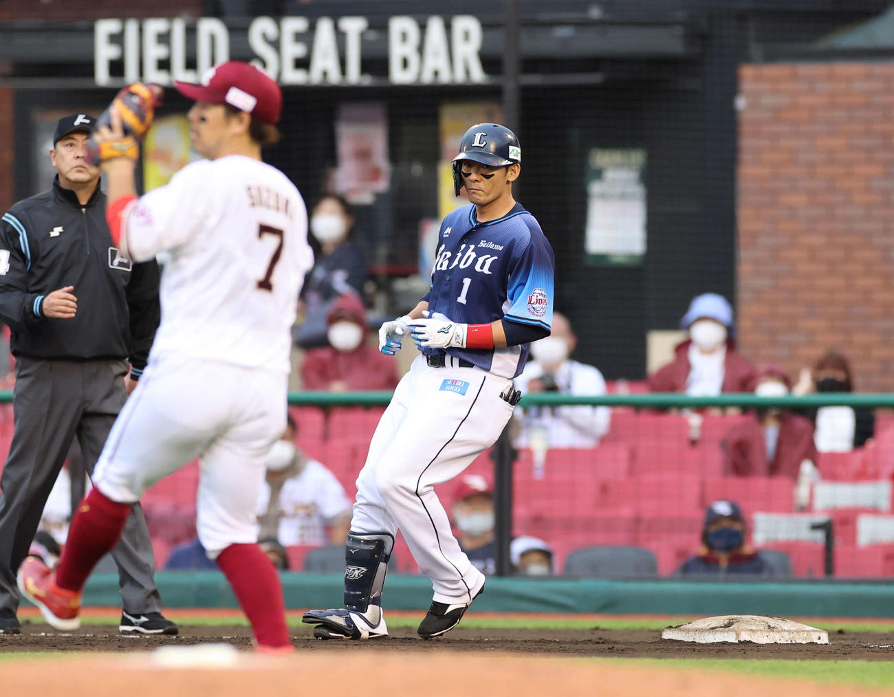 楽天対西武　4回表西武1死一、二塁、右前打を放った栗山（撮影・河野匠）