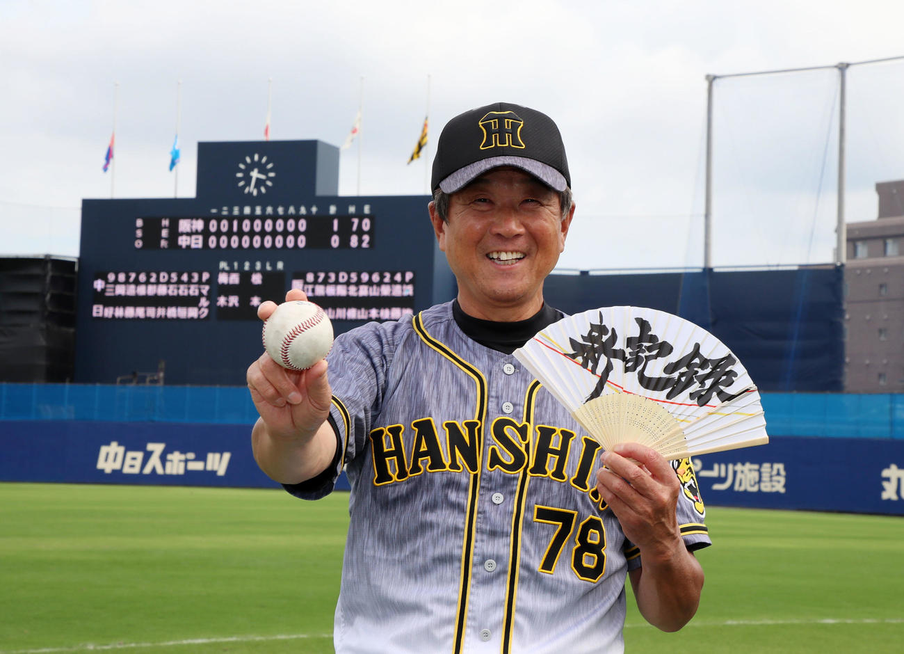 ウエスタンリーグ中日対阪神　中日に勝利し連勝を16に伸ばすファーム日本新記録を達成し笑顔を見せる平田監督（撮影・加藤哉）