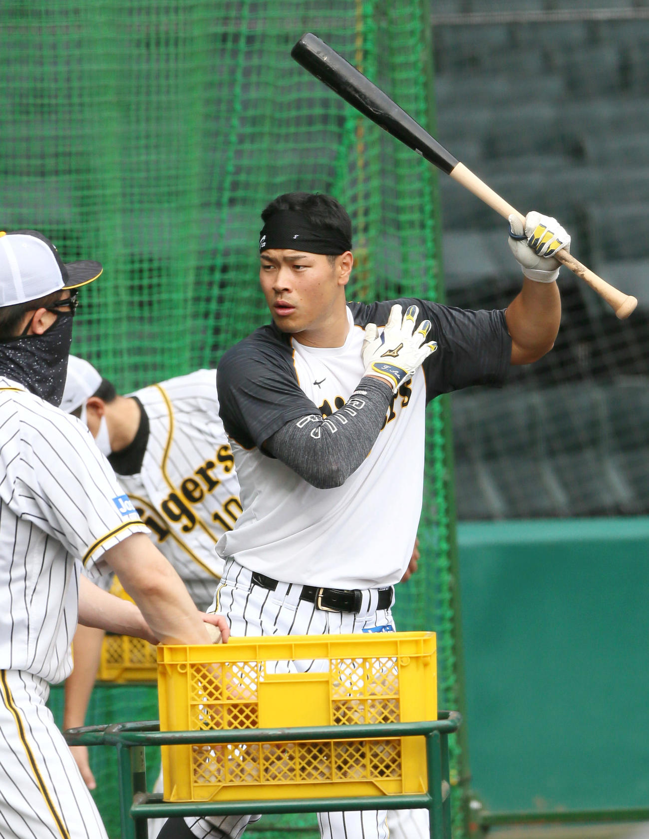 阪神対巨人　試合前、ティー打撃する佐藤輝（撮影・上山淳一）