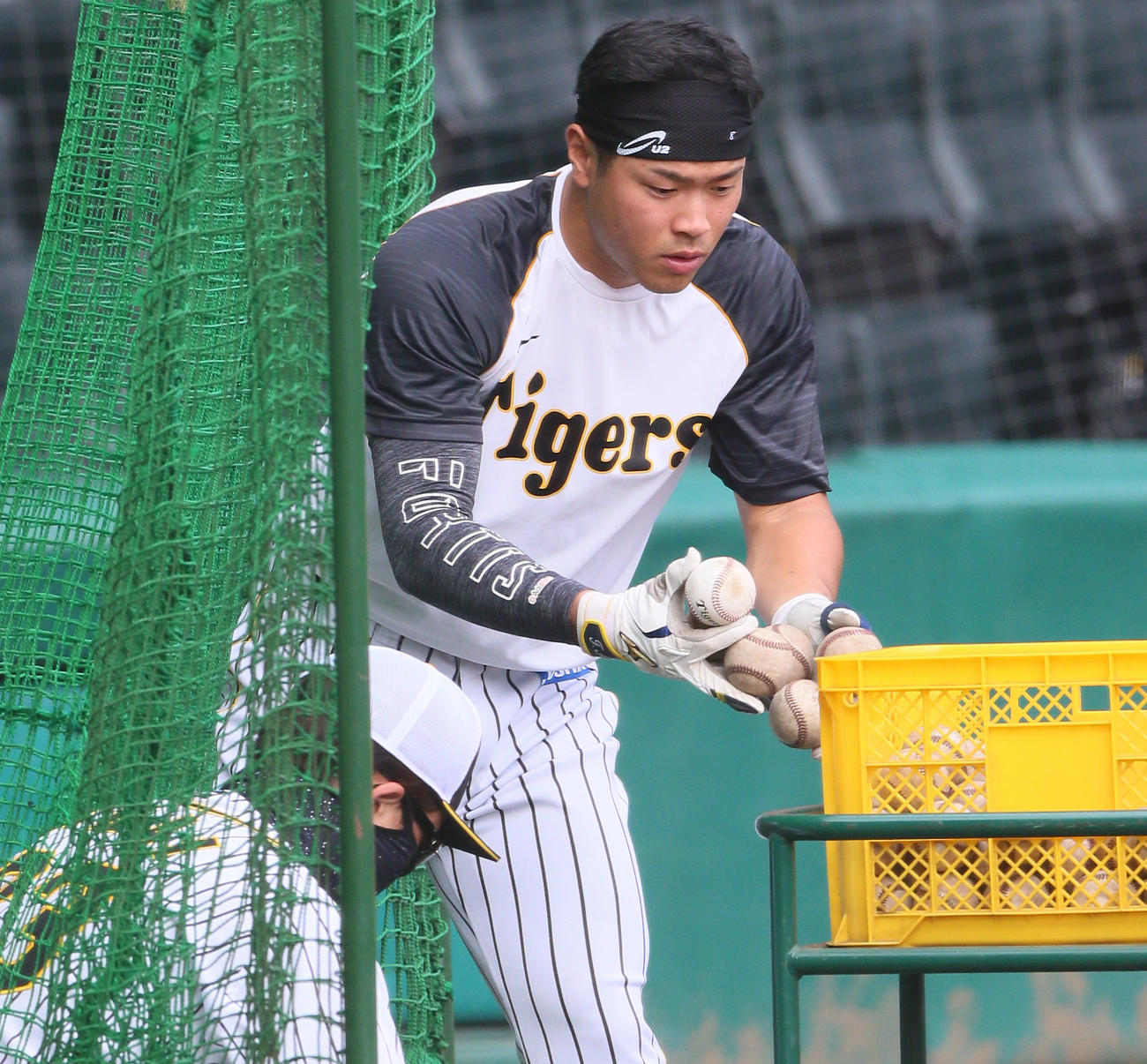 阪神対巨人　試合前、ティー打撃を終えボールを片付ける佐藤輝（撮影・上山淳一）