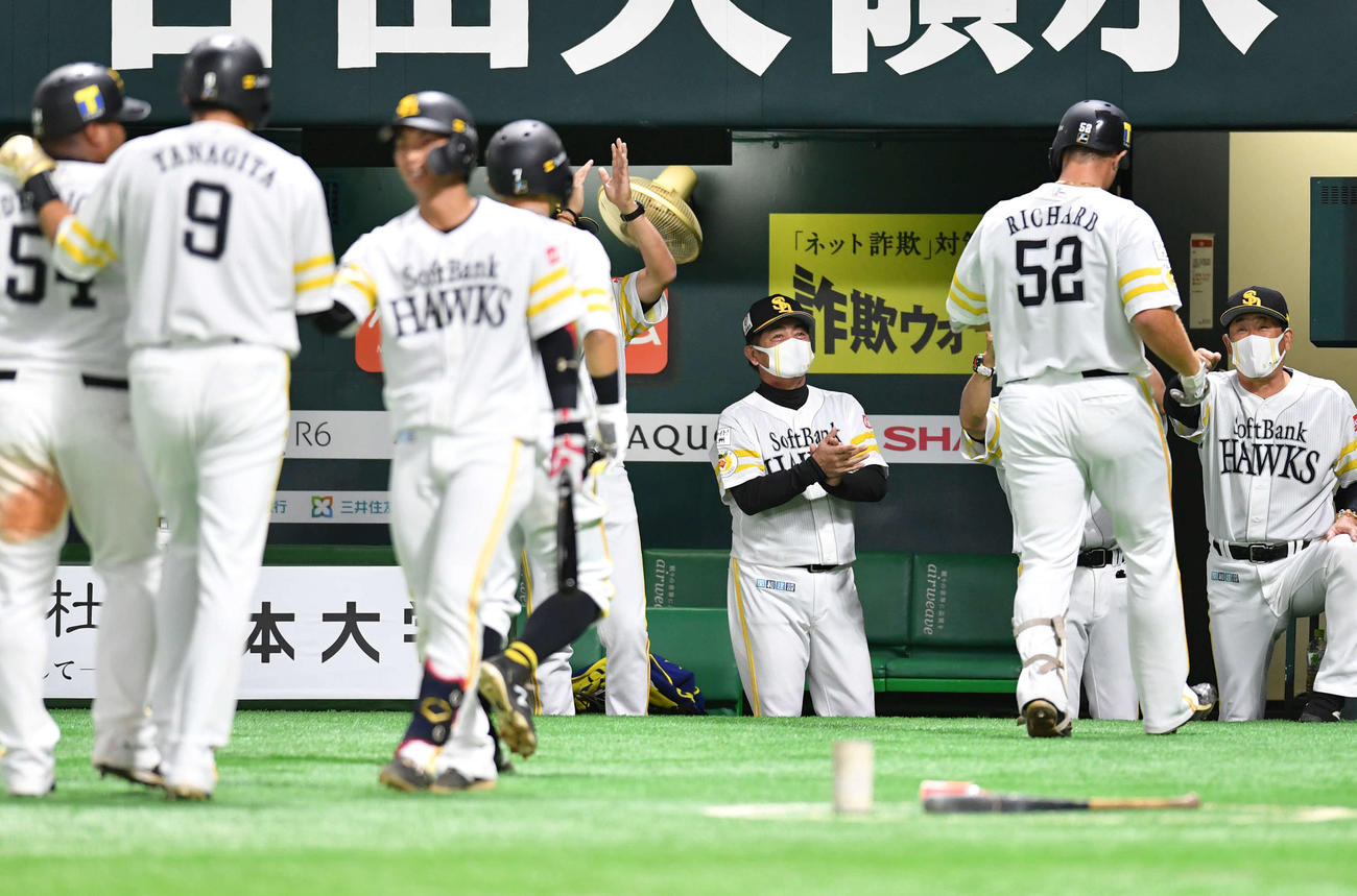 ソフトバンク対オリックス　4回裏ソフトバンク1死満塁、左越えに逆転満塁本塁打を放ったリチャード（背番号52）を笑顔で迎える工藤監督（中央）らソフトバンクナイン（撮影・岩下翔太）