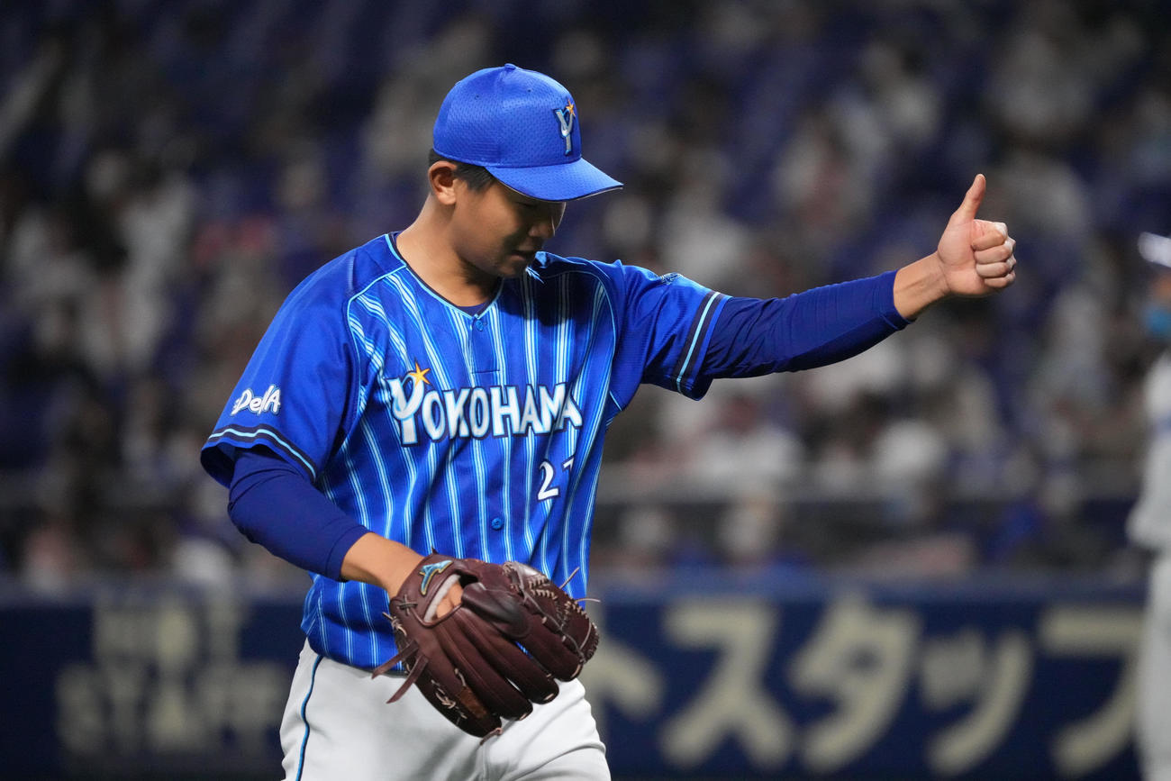 中日対DeNA 4回裏中日2死二塁、福田を打ち取り捕手に合図を送るDeNA先発の今永（撮影・森本幸一）