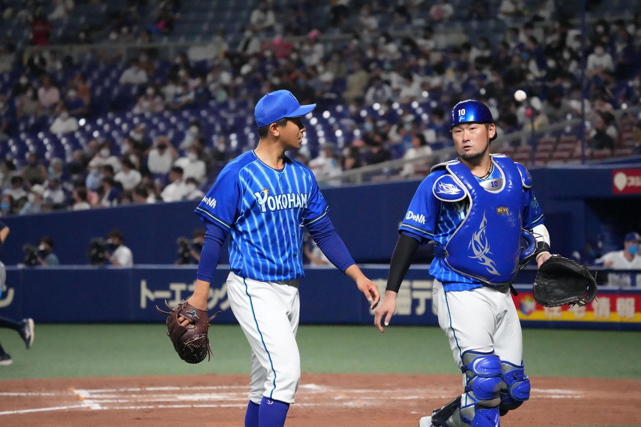 中日対DeNA 4回裏中日攻撃終了、戸柱（右）と言葉を交わしベンチへ戻るDeNA先発の今永（撮影・森本幸一）