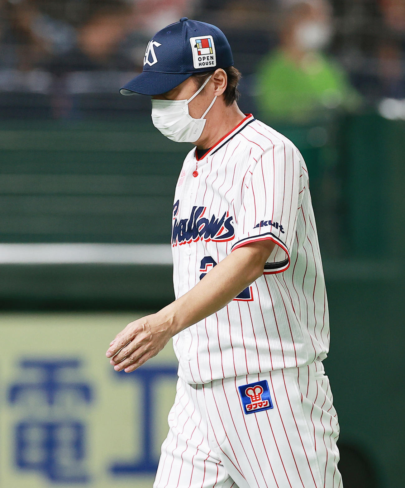 ヤクルト対広島　選手交代を告げベンチに戻るヤクルト高津監督（撮影・野上伸悟）