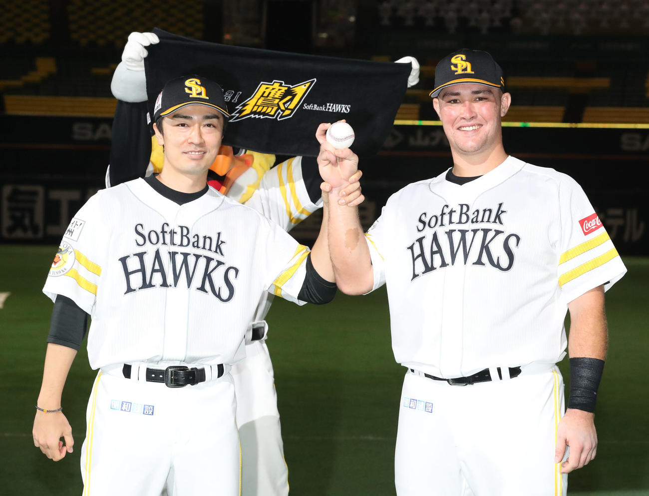 ソフトバンク対オリックス　ヒーローインタビューを受け、ホームランボールを手に笑顔を見せる和田（左）とリチャード（右）（撮影・屋方直哉）