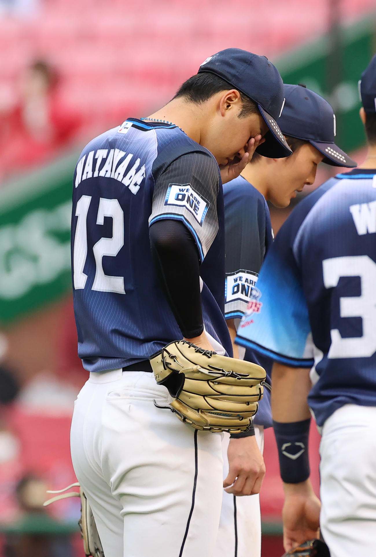楽天対西武　4回裏楽天1死一、三塁、降板を告げられ悔しそうな表情を見せる渡辺（撮影・河野匠）
