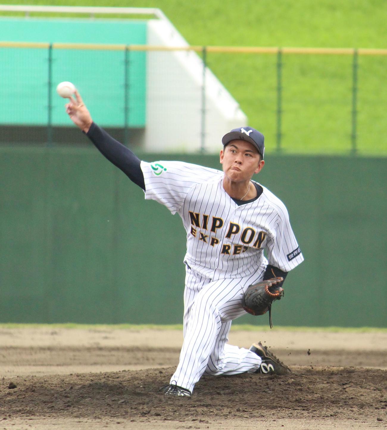 テイ・エステック対日本通運　9回に3番手で登板し無失点に抑えた日本通運・柴田（撮影・保坂恭子）