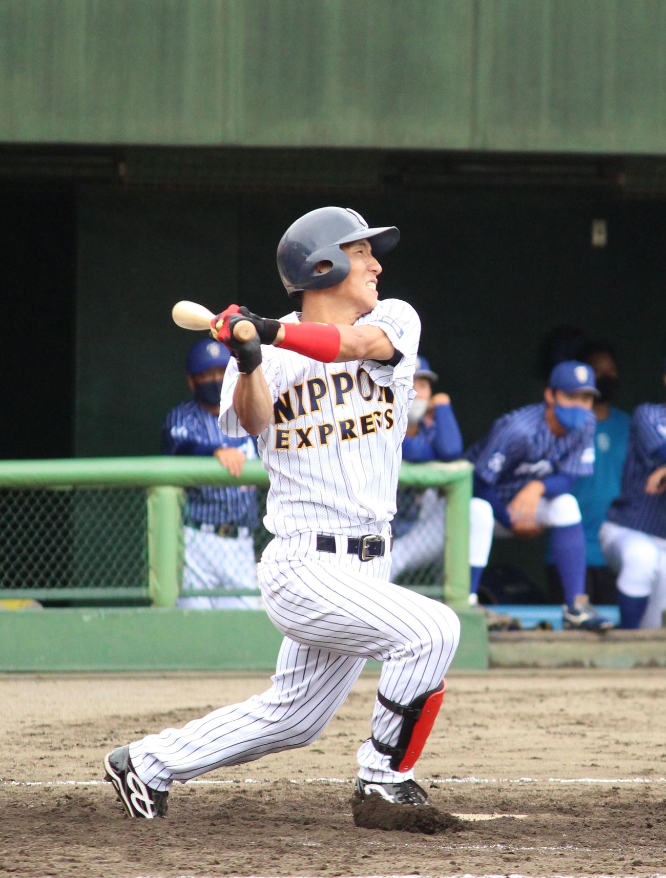 テイ・エステック対日本通運　4回裏日本通運1死一塁、右越え適時三塁打を放つ手銭（撮影・保坂恭子）
