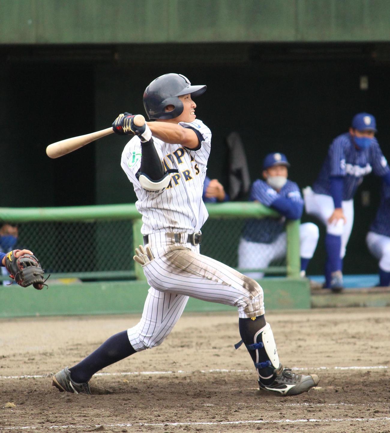 テイ・エステック対日本通運　4回裏日本通運2死三塁、中犠飛を放つ添田（撮影・保坂恭子）