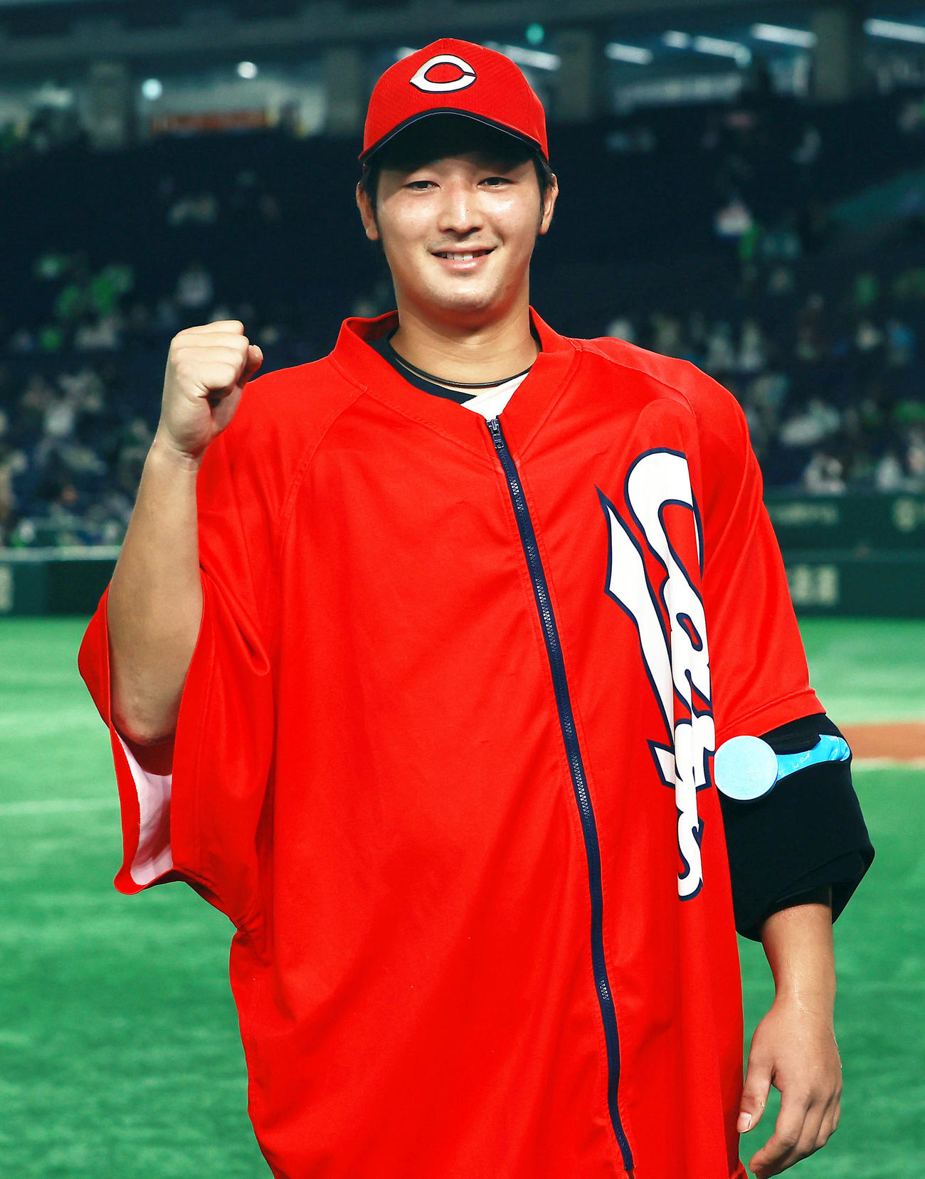 ヤクルト対広島　3勝目を挙げ笑顔でガッツポーズの広島床田（撮影・野上伸悟）